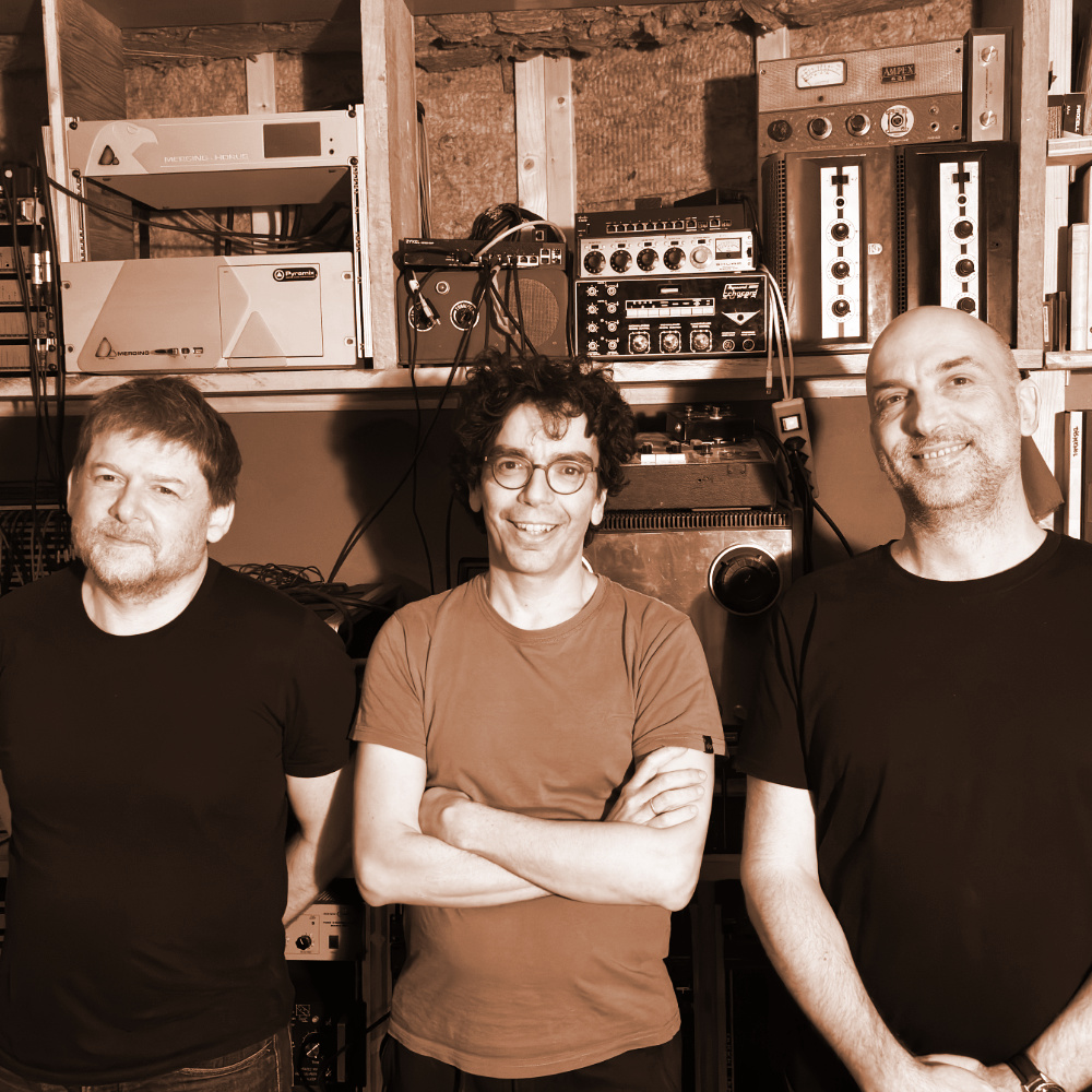 692000 — band photo